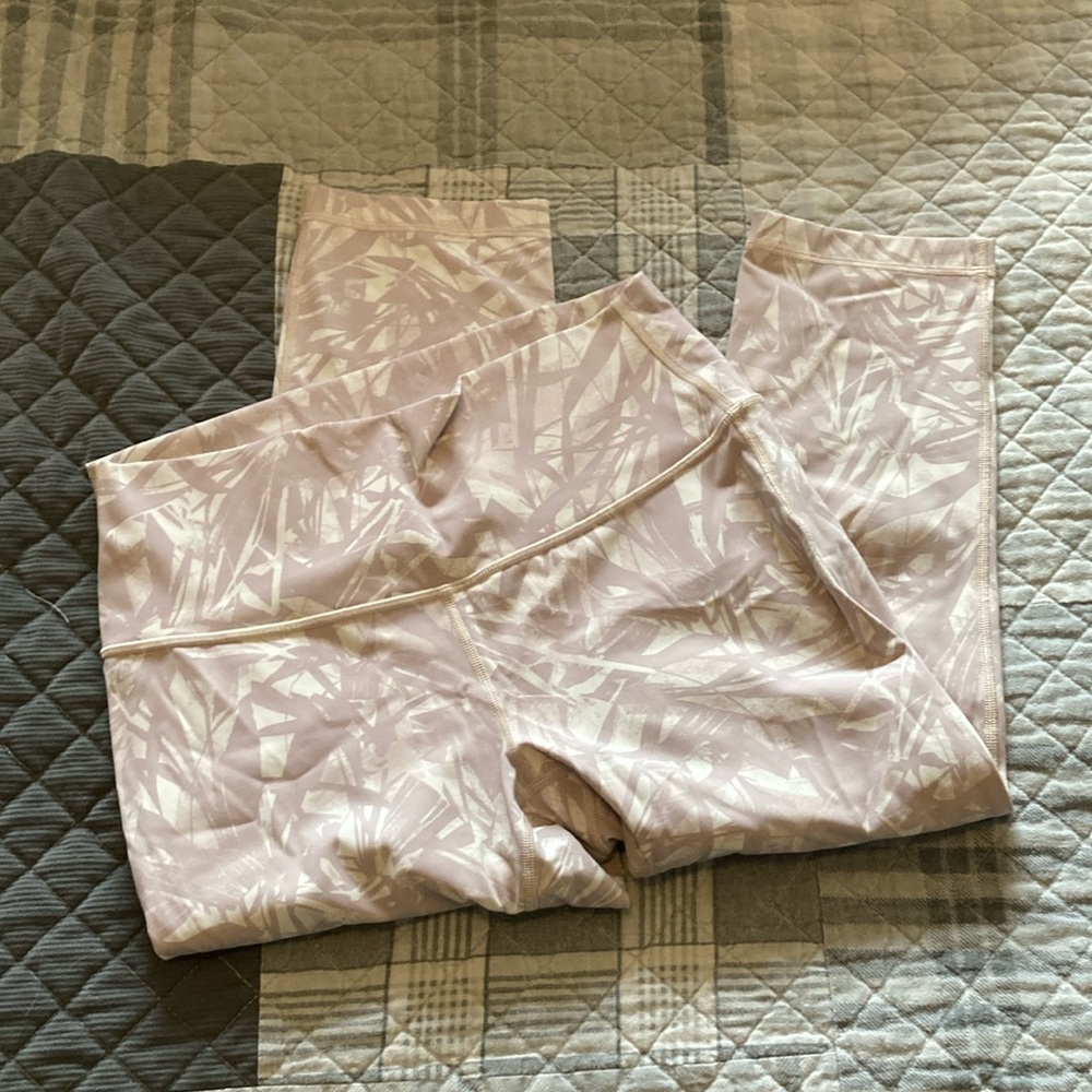 Lululemon 3/4 Light Pink Patterned Leggings